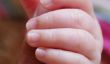7 façons de faire de coupe les ongles de votre bébé plus facile