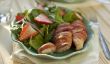 Salade d'épinards aux fraises et les offres de poulet Bacon-Wrapped