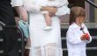 Kim Kardashian enceinte Saute Out On Church Service Pâques avec sa famille (Photos)