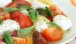 Salade Tomate Heirloom avec bocconcini et basilic