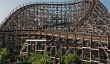 Rollercoaster en bois massif dans Abandonné japonaise Amusement Park