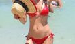 Bethenny Frankel wows Totalement en minuscule bikini rouge pendant le temps Brutal (Photos)