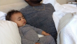 Kim Kardashian et Bébé North West Eats organique de Kanye West, A 50K $ Boucles d'oreilles