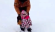 Snowboard Toddler dévaler les pentes Avant qu'elle ait jamais commencé à marcher ou à parler (VIDEO)