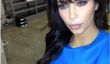 Kim Kardashian Gets Blue Eyes, Lucky Stars et une bosse de bébé!  (Photos)