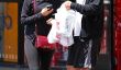 Jessica Alba: Faire des courses avec de l'argent à ses côtés (Photos)
