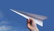 Pour faire un avion en papier - vol long grâce à la technique de pliage sophistiqué