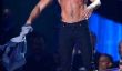 Zac Efron à moitié nu dans les 2014 MTV Movie Awards
