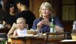 Martha Stewart enseigne à ses manières de table Petite-fille (de photos)