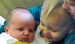 11 Ways frères et sœurs âgés peuvent aider avec le bébé