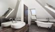 Salle de bain avec plafond en pente
