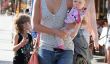 Jessica Alba est de sortie avec sa famille à Beverly Hills (Photos)
