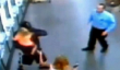 Walmart Hostage: Homme Grabs Toddler Sur Panier et il est tout Caught On Video (Vidéo)