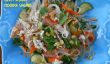 Spicy Salade de nouilles asiatiques avec des légumes marinés et le poulet