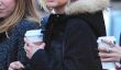 Ashlee Simpson sirote Starbucks et le shopping avec des copines à New York!  (Photos)