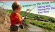 Bobbers dans le sélecteur Bush: Enfants Prise pêche pour la première fois