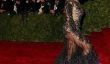 OMG!  Beyonce Stuns sur le tapis rouge du Met Gala avec sa robe très audacieux (Photos)