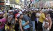 Des centaines rejouent Baiser Iconic à Time Square