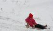 jeux de mouvement dans l'hiver - les activités de grands enfants extérieurs