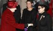 Ensemble, dans le musée - Yoko Ono loue le style de la reine