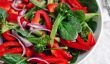 Déjeuner sain Made Easy: Salade d'épinards avec du brocoli, poivrons rouges, oignons et