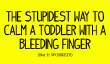 Le Stupidest moyen de calmer un enfant en bas âge avec un doigt Bleeding