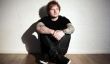 Ed Sheeran portait une ceinture à paraître plus mince, ce qui prouve que les gars se battent majorly image corporelle trop