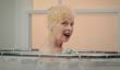 Vivienne Westwood prend une douche devant des millions de Peta vidéo