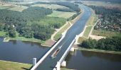 Le pont Incredible Magdeburg eau en Allemagne