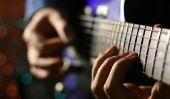 Utilisés des instruments de musique - comme vous restaurez une vieille guitare