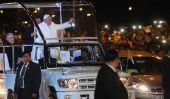 Evo Morales donne Crucifix controversé au pape Francis