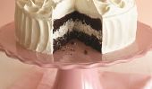 Gluten Gâteau au chocolat gratuit avec Fluffy Marshmallow Glaçage par Pantry Elana