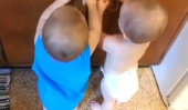 Fun avec des bandes de caoutchouc!  Adorables jumeaux découvrir la joie de Elastic (VIDEO)