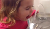 Toddler contre Fontaine Renders Toddler encore soif et encore plus adorable (VIDEO)