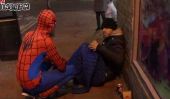 Cette robe de gars que Spider-Man et nourrit les sans-abri.  Nous l'aimons.