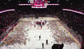 Regarder plus de 20 000 Teddy Bears lancé sur la glace lors d'un match de hockey [Vidéo]