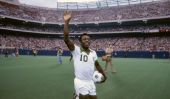 Coupe du Monde 2014: Exposition de LA Musée, «Fútbol: The Beautiful Game" Caractéristiques Sérigraphie d'Andy Warhol de Pelé au Brésil