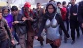 Un artiste afghane portait une armure de corps littérale pour protester contre le harcèlement de rue
