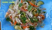 Spicy Salade de nouilles asiatiques avec des légumes marinés et le poulet
