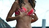 Alessandra Ambrosio exhibe ses Dangerous Curves à Miami (de photos)