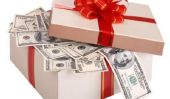 D'argent à donner à la noce - afin que l'argent sera festive enveloppé cadeau