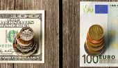 Euro dans le changement de dollars dans la caisse d'épargne - notes