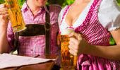 Oktoberfest et les nappes appropriées - célèbrent la visite du jardin de la bière