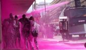 Combattre manifestants avec l'eau colorée