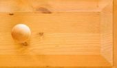 Maintenir la poitrine en bois tendre de tiroirs à droite
