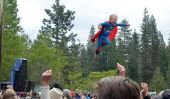 4 Year-Old Superman chutes Trois histoires, des Terres sur les pieds