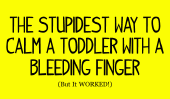 Le Stupidest moyen de calmer un enfant en bas âge avec un doigt Bleeding