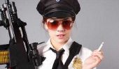 Carnaval costume comme policière - afin de réussir le panneau