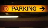 Avec un signe drôle automobilistes conscients - parking en face de l'entrée