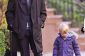 Gretchen Mol des faisceaux de ses enfants pour une promenade d'hiver